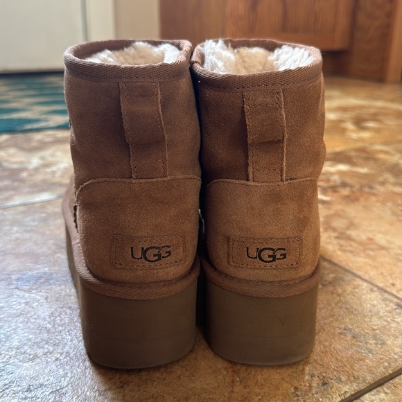 Ugg classic ultra mini platforms! Size 7. GREAT condition! 🤎 - Picture 3 of 5